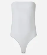 Body blanco sin mangas confeccionado en punto roma, con cierre inferior de botón a presión.