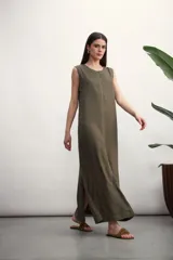 Vestido largo color verde militar, sin mangas y con costuras verticales a la vista.