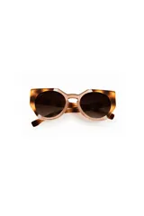 Lentes de sol con diseño cat-eye en colores marrón y rojo, fabricados con materiales ligeros y óptimos para la adaptación.