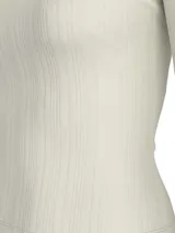 Remera color crema de corte ajustado, con textura de canalé y escote bardot.