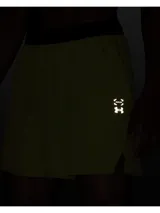 Short deportivo amarillo con logo de Under Armour en la pierna izquierda.