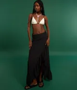 Pollera midi de chiffon color negro, con corte mullet y volado en el bajo.