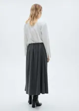 Falda midi gris con detalle de pliegues y diseño evasé.