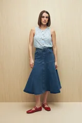 Falda midi de denim azul con corte evasé, cintura alta y bolsillos laterales.