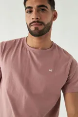 Remera gris de algodón con cuello redondo y logo bordado en el pecho.