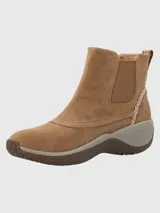 Bota de mujer color tostado, con detalle de trenzado y cierre lateral, de diseño cómodo y moderno.