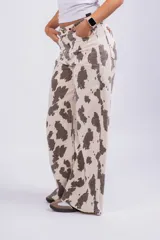 Pantalón wide leg color beige con estampado de manchas marrones estilo vaca.