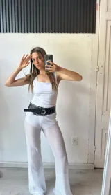 Pantalón de crochet blanco, de corte palazzo y cintura alta.