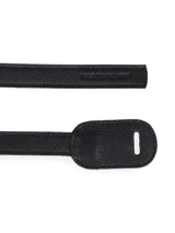 Cinturón de cuero color tostado, sin hebilla, con terminaciones redondeadas y costuras a tono.