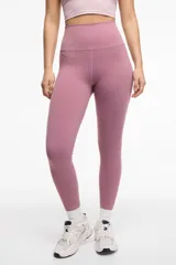 Calza deportiva larga color violeta de tiro alto.