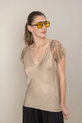 Blusa italiana color gris con escote en V y mangas cortas de encaje.