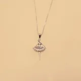 Conjunto de collar y dije de bailarina en plata 925 con incrustaciones de circonias.