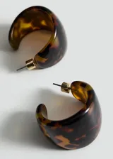 Par de aros tipo argolla de resina con estampado carey.