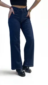 Pantalón de jean azul oscuro, corte wide leg con lycra.