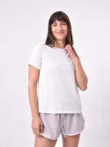 Remera blanca de mangas cortas y corte clásico.
