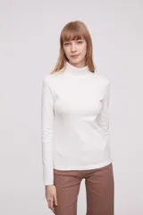 Polera de manga larga color blanco, ajustada al cuerpo y cuello alto.