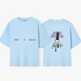 Camiseta celeste con estampado frontal de la frase "Ittai Stars" y una estrella. En la parte posterior tiene un estampado de un llavero con llaves y dijes.