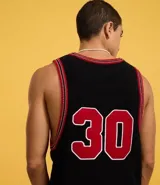 Musculosa negra de punto con cuello redondo y bies contrastante en rojo. Estampado frontal con el número 30 y logo de la marca.