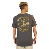 Remera gris de manga corta con estampado del logo de Volcom en el pecho. Corte clásico.