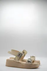 Sandalias negras de cuero con plataforma beige y doble tira con hebilla.