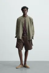 Camisa color beige claro de lino y algodón, corte relaxed fit, cuello mao, manga larga con puños abotonados y cierre frontal con botones. Marca Zara.