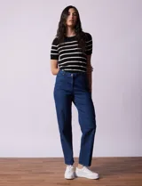 Jean elastizado de corte recto, color azul denim, con pretina con pasadores, botón y cierre. Tiene tres bolsillos delanteros y dos bolsillos traseros.