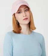 Blusa cropped celeste de algodón con cuello redondo y mangas largas.