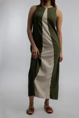 Vestido largo color beige con panel central blanco, sin mangas y corte recto.