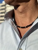 Gargantilla corta para hombre con cuentas de piedra volcánica negra y separadores de plata 925.