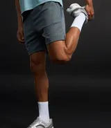 Bermuda deportiva masculina gris con cintura elástica, bolsillos laterales y cordón de ajuste.