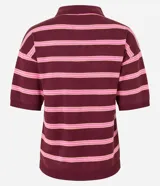 Blusa de punto con cuello polo y rayas horizontales color borgoña y rosa. De mangas cortas y corte holgado. Confeccionada con viscosa certificada.