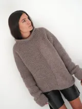 Buzo de lana color marrón con cuello alto y diseño de punto inglés.