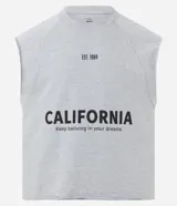 Musculosa gris de algodón con estampa con la palabra "California" en el frente.