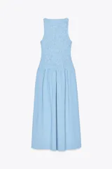 Vestido midi con estampado de cuadros vichy celestes y blancos, cuello redondo y sisa.