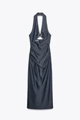 Vestido midi de cuello halter con escote pico y aplique metálico. Presenta una abertura delantera, frunces laterales en la cintura y abertura en la espalda. Cierre trasero con cremallera oculta.