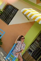 Camisa corta oversize con botones en el frente, de lino y algodón, con estampado a cuadros en tonos celeste, rojo y blanco.