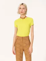 Remera de calce ajustado color amarillo, confeccionada en algodón con elastano. Presenta escote redondo cerrado en el frente, espalda cavada y mangas cortas estilo japonés que acompañan la silueta.