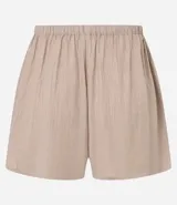 Short de playa suelto color beige, confeccionado en viscosa certificada, con cintura elástica ajustable mediante lazo y bolsillos laterales.
