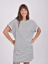 Vestido corto blanco con rayas horizontales negras, corte recto y mangas cortas.