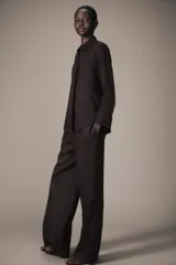 Pantalón palazzo de lino color rosado, con cintura elástica ajustable con cordón y bolsillos laterales ocultos.