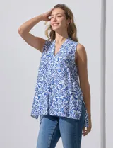 Blusa sin mangas estampada en blanco y azul, con escote en V, pliegue delantero y tajo en costuras laterales.