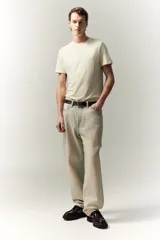 Remera color crema de punto liviano con cuello redondo ribeteado y bajo recto. Corte ajustado que realza el contorno del cuerpo creando una silueta entallada. Confeccionada con tejido funcional COOLMAX®, una fibra exclusiva de poliéster de secado rápido que elimina la humedad y regula la temperatura corporal proporcionando un ajuste cómodo y suave.