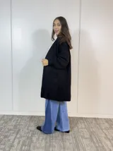 Sacón negro oversize de tejido de punto acrílico largo y suave.
