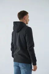 Campera verde militar para hombre con capucha ajustable, cierre frontal completo, bolsillos laterales con cierre y logo estampado en el pecho. Presenta detalles en negro en la parte superior del pecho, hombros y mangas.