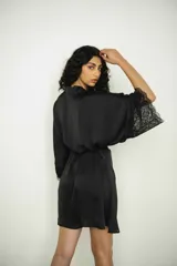 Bata corta color blanco de seda con mangas anchas terminadas en encaje. Incluye lazo de seda para ajustar en la cintura.