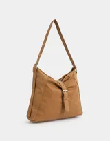 Cartera hobo color marrón claro de cuerina con correa regulable y hebilla decorativa frontal.