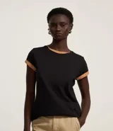 Blusa básica de algodón color tostado, de manga corta con dobladillo y nudo frontal.