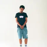 Short de poliéster color celeste con cintura elastizada, cordón ajustable, bolsillos laterales y bolsillos cargo con cierre. Estampado con el logo de la marca en blanco.