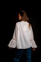 Camisa blanca de plumetí con cuello mao, mangas largas abullonadas con puños elásticos y cordón con borlas en el escote.