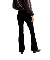 Pantalón acampanado de terciopelo color verde oscuro, con textura acanalada dispuesta en patrón chevron.